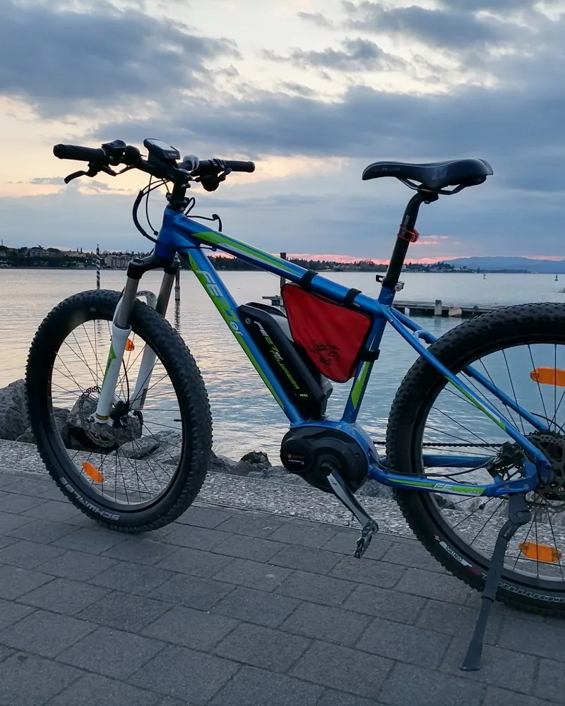 E-bike a pedalata assistita sul lungolago del Garda al tramonto