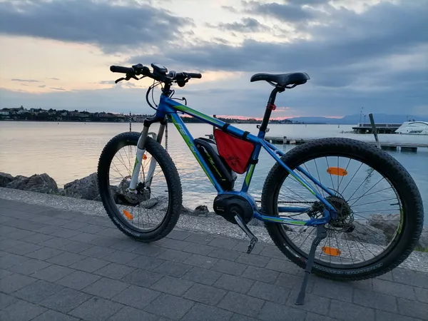 E-bike a pedalata assistita sul lungolago del Garda al tramonto