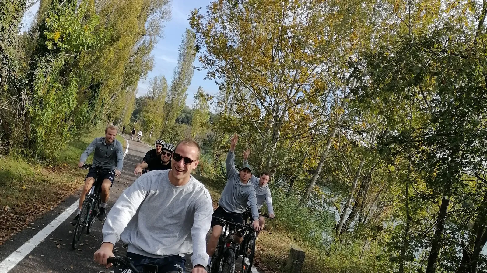 Gruppo in bicicletta lungo la ciclabile alberata del Mincio